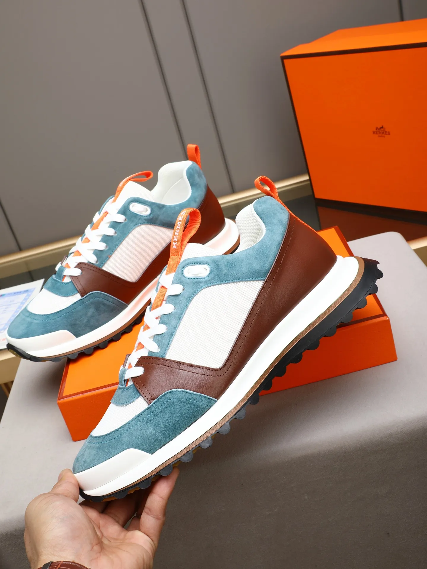 PP680【Hermes】fe new arrival~New Bouncing sneakers are the most comfortable shoes from Hermès. They are extremely light on the feet and look great. You won’t feel tired even when you go shopping and running around. 👍Very light and comfortable. Extremely light. Perfect for both sports and leisure. They feel great when you step on them! It’s up to you to choose, there’s always what you want~ ✔️Fabric: Imported first-layer cowhide ✔️Inner lining: Imported water-dyed cowhide ✔️Outsole: Seamless combination of IP+TPU (multi-color letters) German technology irradiation machine ✔️Code number: Male 38-44 (45 customized)